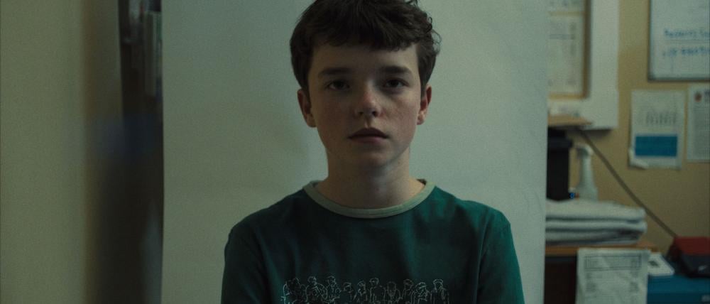 Owen Cooper spielt Jamie Miller in der britischen Netflix-Serie „Adolescence“. Die vierteilige Serie ist seit fast vier Wochen (13.3.) auf Netflix verfügbar.