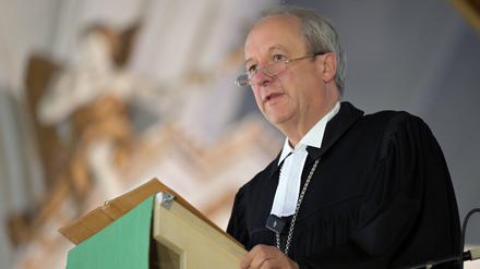 ARCHIV - 06.10.2024, Brandenburg, Nauen: Christian Stäblein, Landesbischof der Evangelischen Kirche Berlin-Brandenburg-schlesische Oberlausitz, predigt in der Kirche St. Jakobi bei einem Gottesdienst anlässlich des Brandenburger Landeserntedankfestes von einer Kanzel. (zu dpa: «Bischof übt Kritik an Kommission gegen Rassismus») Foto: Michael Bahlo/dpa +++ dpa-Bildfunk +++