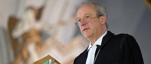 ARCHIV - 06.10.2024, Brandenburg, Nauen: Christian Stäblein, Landesbischof der Evangelischen Kirche Berlin-Brandenburg-schlesische Oberlausitz, predigt in der Kirche St. Jakobi bei einem Gottesdienst anlässlich des Brandenburger Landeserntedankfestes von einer Kanzel. (zu dpa: «Bischof übt Kritik an Kommission gegen Rassismus») Foto: Michael Bahlo/dpa +++ dpa-Bildfunk +++