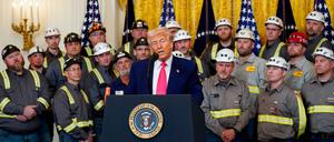 US-Präsident Donald Trump verkündet bei einer Zeremonie im Weißen Haus die Rückkehr seines Landes zur Kohleförderung.