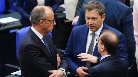 Friedrich Merz (l-r), CDU/CSU Fraktionsvorsitzender und CDU Bundesvorsitzender, Lars Klingbeil, SPD Fraktionschef und Bundesvorsitzender, und Alexander Dobrindt, CSU-Landesgruppenchef, stehen bei der konstituierenden Sitzung des neuen Bundestags.