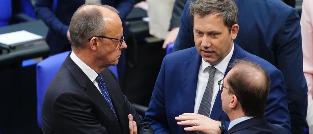 Friedrich Merz (l-r), CDU/CSU Fraktionsvorsitzender und CDU Bundesvorsitzender, Lars Klingbeil, SPD Fraktionschef und Bundesvorsitzender, und Alexander Dobrindt, CSU-Landesgruppenchef, stehen bei der konstituierenden Sitzung des neuen Bundestags.