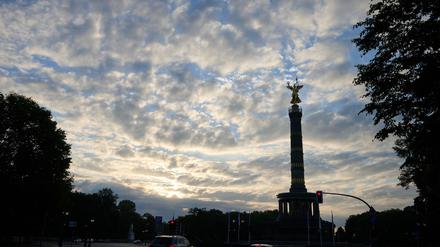 Ein wolkenverhangener Himmel über Berlin kündigt das Ende der trockenen Frühlingstage an. (Symbolbild)