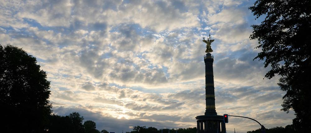Ein wolkenverhangener Himmel über Berlin kündigt das Ende der trockenen Frühlingstage an. (Symbolbild)