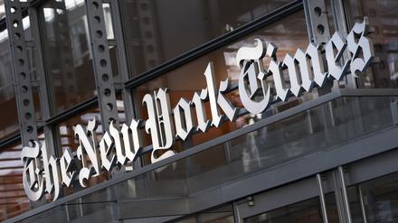 Der Schriftzug „The New York Times“ hängt über dem Eingang zum Gebäude. 