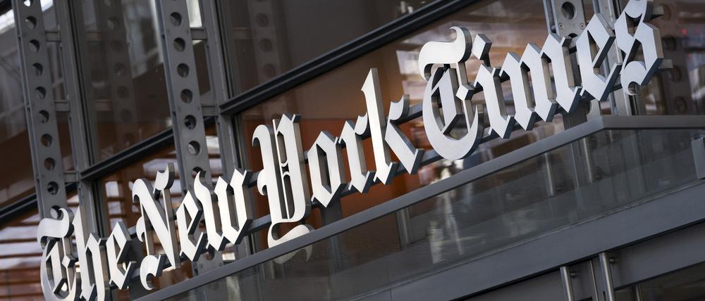 Der Schriftzug „The New York Times“ hängt über dem Eingang zum Gebäude.