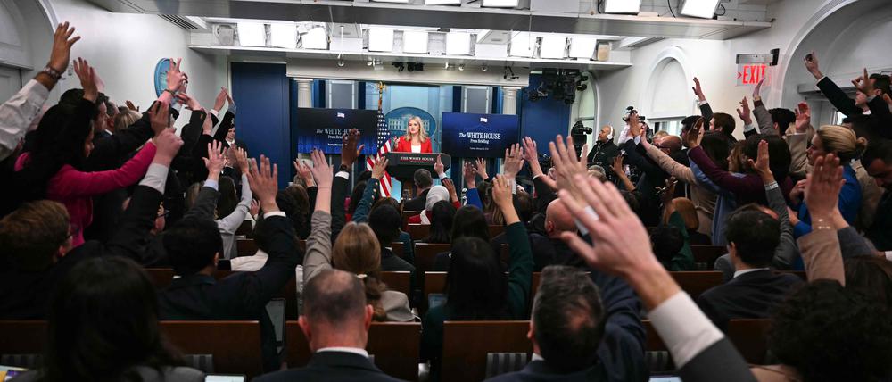 Die Pressesprecherin des Weißen Hauses, Karoline Leavitt (C), beantwortet Fragen während des täglichen Briefings im Brady Briefing Room des Weißen Hauses in Washington.
