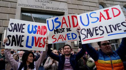 Demonstranten halten Schilder mit den Worten „USAID rettet Leben“ vor dem Gebäude der US-Entwicklungsbehörde USAID.
