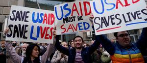 Demonstranten halten Schilder mit den Worten „USAID rettet Leben“ vor dem Gebäude der US-Entwicklungsbehörde USAID.