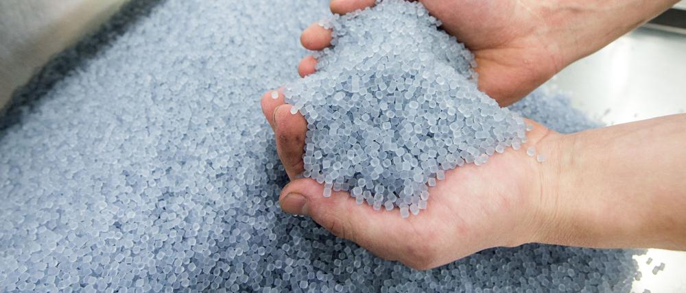 Die EU will einen sorgsameren Umgang mit Plastikteilchen.