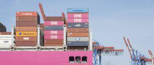 Containerschiff läuft auf der Elbe in den Hafen ein und legt am HHLA Container Terminal Burchardkai an.