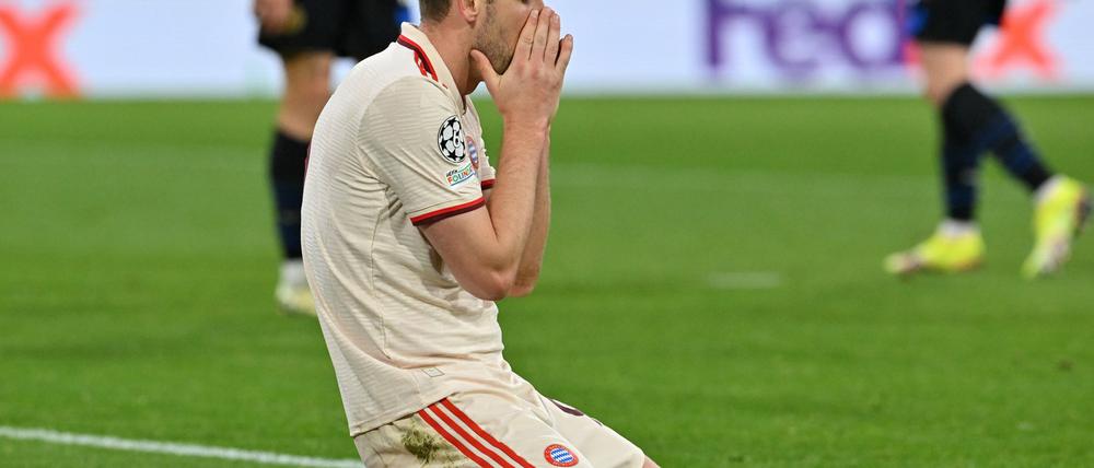 Harry Kane sinkt nach seiner vergebenen Großchance auf die Knie und schlägt enttäuscht die Hände vors Gesicht.