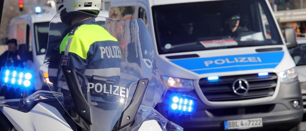 Die Polizei ermittelt wegen des Verdachts des schweren Raubes.