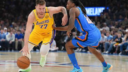 Luka Doncic (l.) wird des Feldes verwiesen.