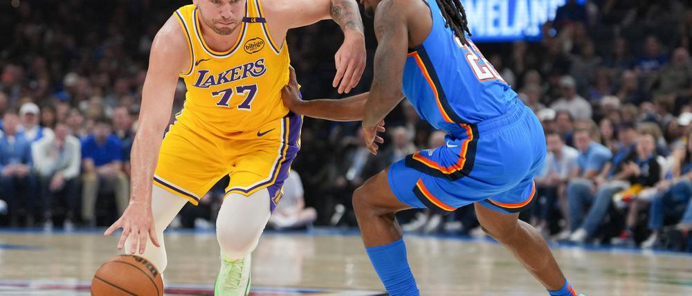 Luka Doncic (l.) wird des Feldes verwiesen.