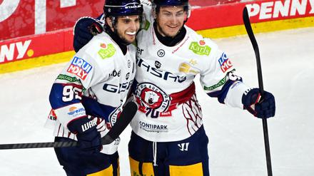 Leonhard Pföderl (r.) und Frederik Tiffels feiern den Einzug der Eisbären Berlin ins DEL-Finale.