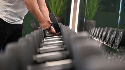 Hanteltraining, um fit zu bleiben: In Smart Gyms kann es passieren, dass sonst niemand im Raum ist.
