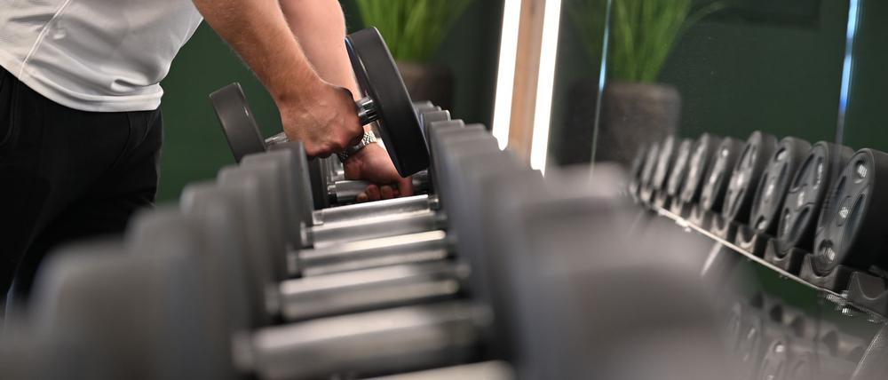 Hanteltraining, um fit zu bleiben: In Smart Gyms kann es passieren, dass sonst niemand im Raum ist.