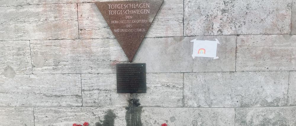 Gedenkplakette für die homosexuellen NS-Opfer am U-Bahnhof Nollendorfplatz nach der Schweigeminute.