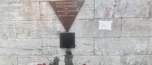 Gedenkplakette für die homosexuellen NS-Opfer am U-Bahnhof Nollendorfplatz nach der Schweigeminute. 