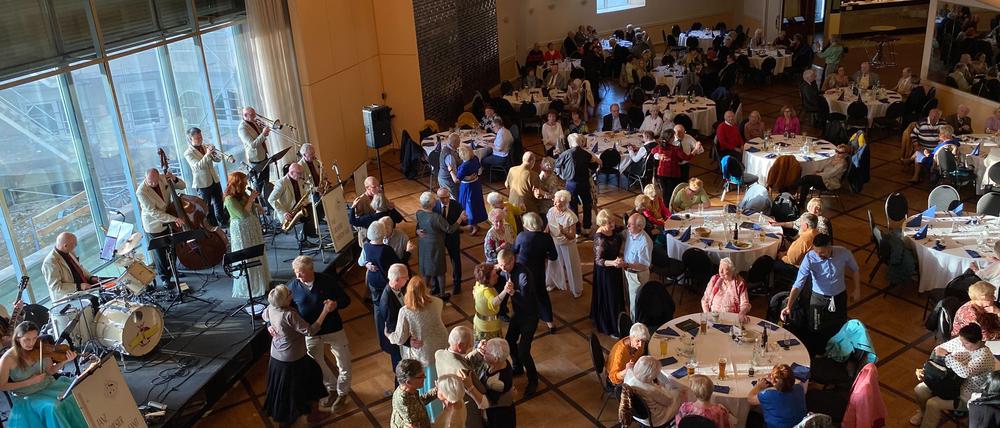 Senioren tanzen auf dem Frühlingsball in Tegel.
