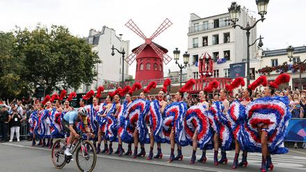 Der spätere Olympiasieger Remco Evenepoel passiert das Moulin Rouge.