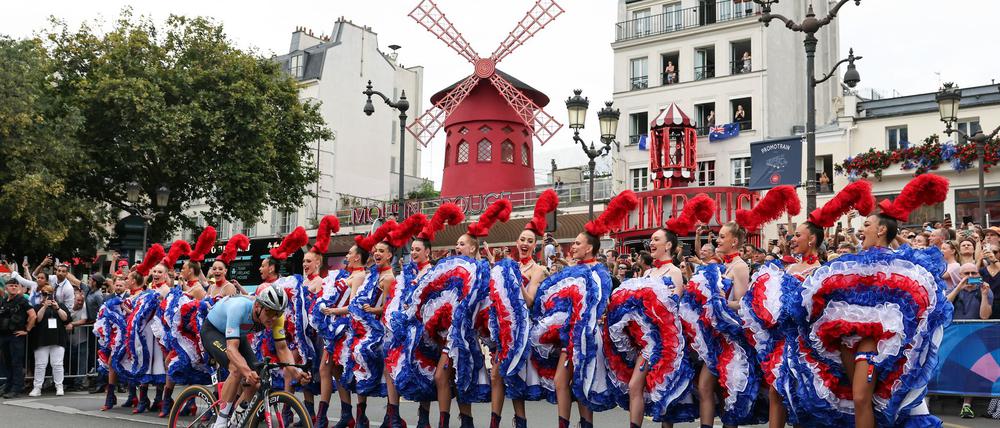 Der spätere Olympiasieger Remco Evenepoel passiert das Moulin Rouge.