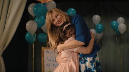 Aus einer Adoption wird ein Streitfall: Ellen Pompeo und Imogen Reid in „Good American Family“.