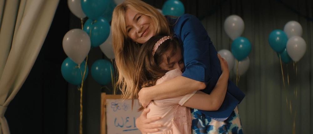 Aus einer Adoption wird ein Streitfall: Ellen Pompeo und Imogen Reid in „Good American Family“.