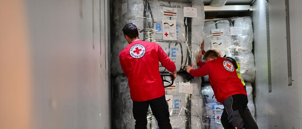 DRK-Mitarbeiter verladen Güter für Myanmar.