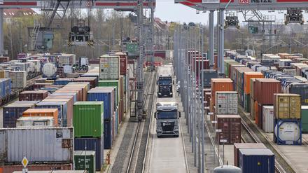 Lkw mit Containern fahren zum Be- und Entladen durch das DUSS-Terminal Leipzig-Wahren.