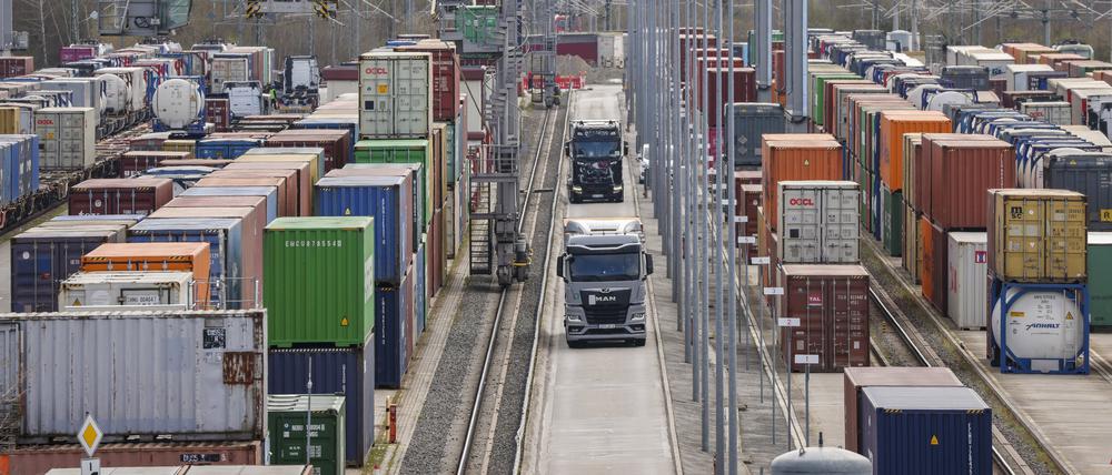 Lkw mit Containern fahren zum Be- und Entladen durch das DUSS-Terminal Leipzig-Wahren. 