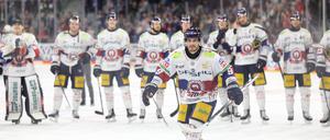 Ty Ronning und das gesamte Team feiern den Einzug ins Finale mit den Eisbärenfans.