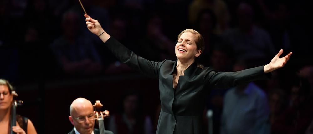 Dirigentin Karina Canellakis wird mit dem Netherlands Radio Philharmomic Orchestra in Berlin gastieren. 