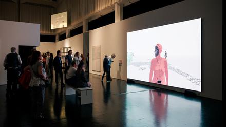 Hanna Haaslahtis interaktive Installation „Captured“ von 2019/22 zieht die Besucher in ihren Bann. Sie ist eine der jüngeren Arbeiten der Ausstellung.
