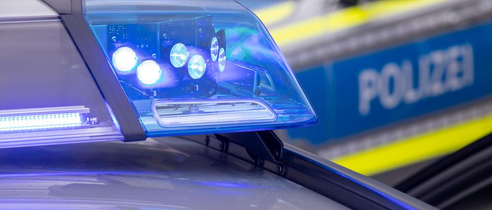 Nach Protestaktionen an einigen Teslas in Berlin ermittelt die Polizei. 