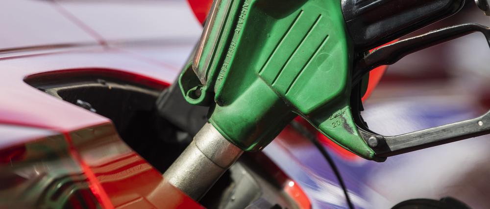 Ein Auto wird an einer Tankstelle betankt.