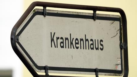 Ein Schild weist den Weg zu einem Krankenhaus. 