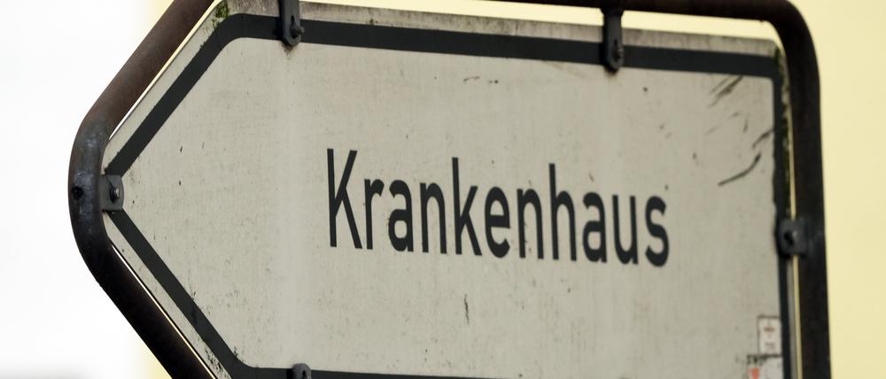 Ein Schild weist den Weg zu einem Krankenhaus.