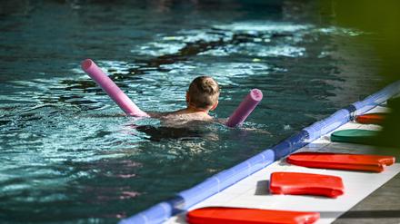 Viele Eltern wollen ihre Kinder bei den Bäderbetrieben für Schwimmkurse anmelden. Doch es gibt mehr Interessenten als Plätze.