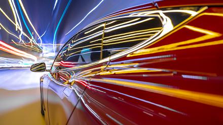 Bunter Lichter spiegeln sich auf der Oberfläche eines Autos (Symbobild).