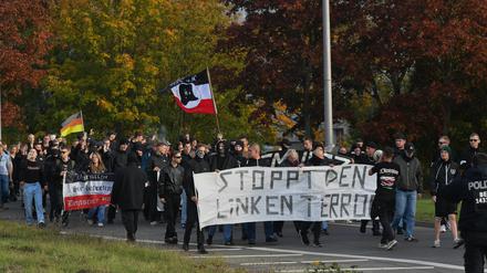 Mit einem Banner mit der Aufschrift «Stopp den linken Terror» ziehen Teilnehmer einer rechten Demo «Gegen Linkspropaganda und Lügen der Antifa» durch Marzahn. (Archivbild)