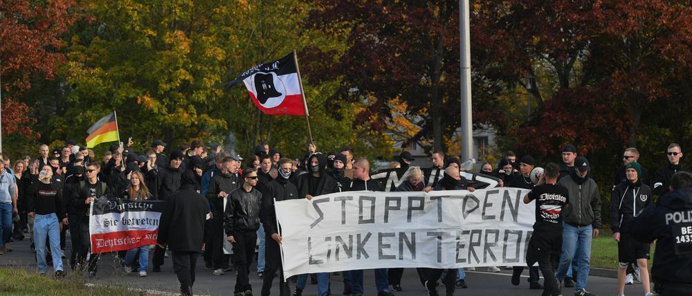 Mit einem Banner mit der Aufschrift «Stopp den linken Terror» ziehen Teilnehmer einer rechten Demo «Gegen Linkspropaganda und Lügen der Antifa» durch Marzahn. (Archivbild)