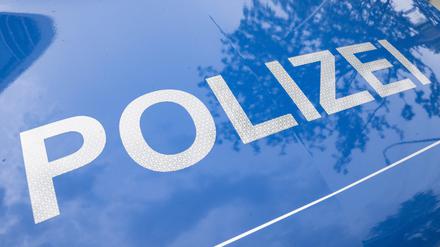 Der Schriftzug „Polizei“ ist auf einem Streifenwagen zu lesen. (Symbolbild)