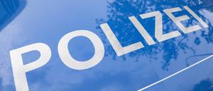 Der Schriftzug „Polizei“ ist auf einem Streifenwagen zu lesen. (Symbolbild)