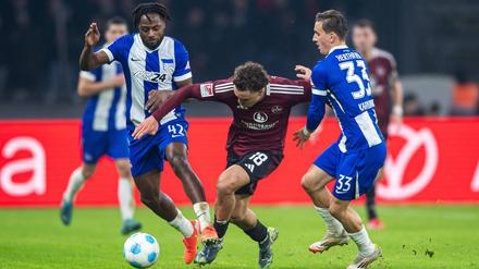 Wer besetzt bei Hertha gegen Darmstadt die rechte Schiene: Deyovaisio Zeefuik (l.) oder Michal Karbownik.