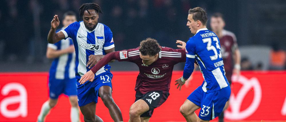 Wer besetzt bei Hertha gegen Darmstadt die rechte Schiene: Deyovaisio Zeefuik (l.) oder Michal Karbownik.