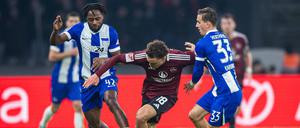 Wer besetzt bei Hertha gegen Darmstadt die rechte Schiene: Deyovaisio Zeefuik (l.) oder Michal Karbownik.