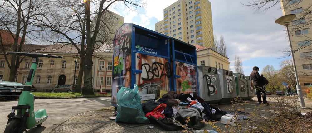 Über den Mängelmelder können Bürger auf Probleme in Potsdam hinweisen. Die meisten Beschwerden gibt es über Müll – wie hier bei einem überlaufenden Kleidercontainer in der Kiezstraße.