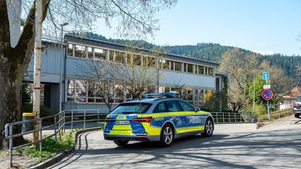 Polizeiautos stehen in einer Straße in Schramberg. In Baden-Württemberg ist ein Mann nach einem Schusswaffengebrauch durch die Polizei gestorben.